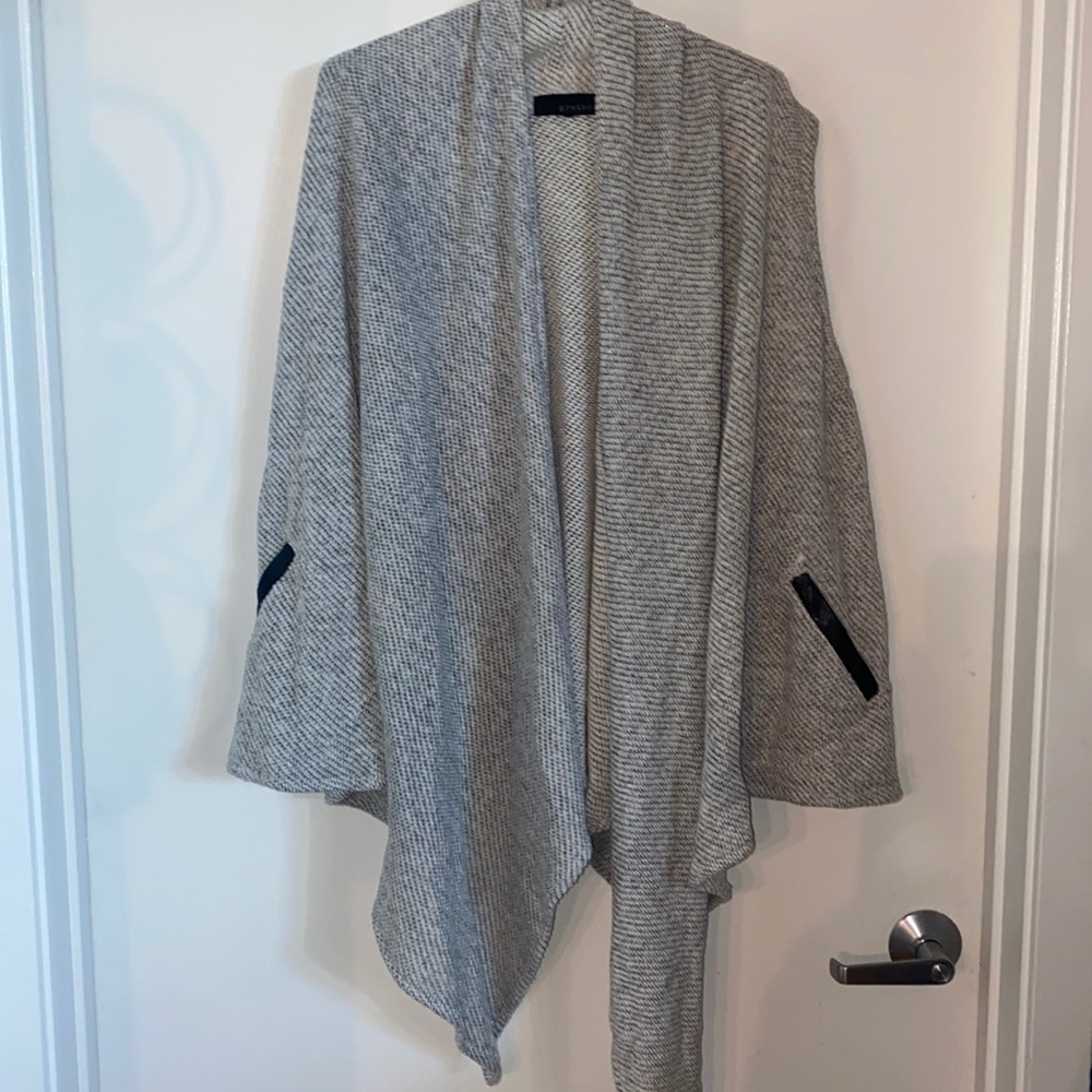 Grethel vest gray and white with black leather pocket